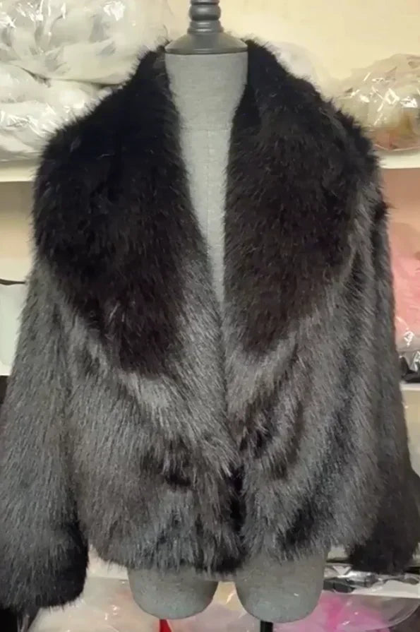 VelvetStorm – Abrigo Corto de Pelo Sintético Negro